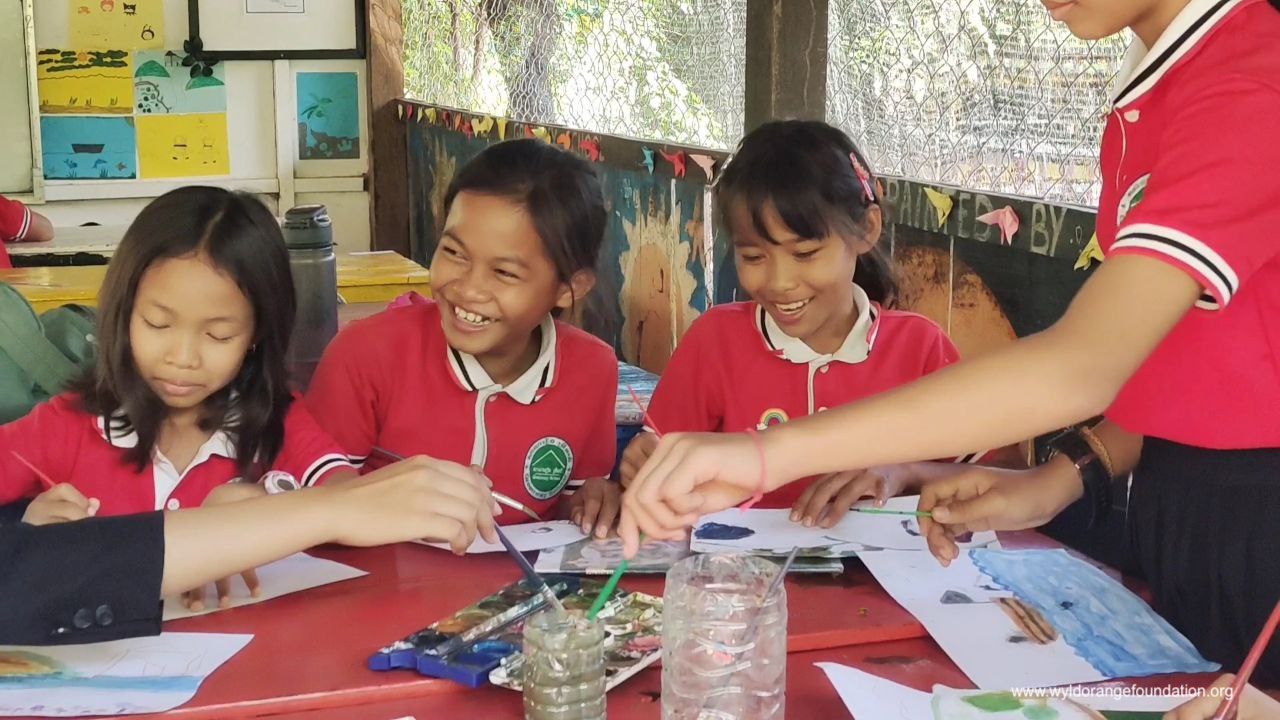 Students learning how to draw - greenwayschoolsamrong