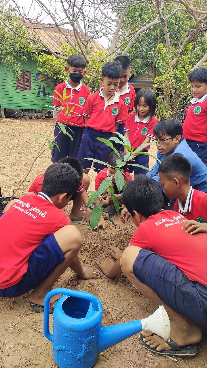 Our coordinator and students are planting trees at the Greenway School (1) - greenwayschoolsamrong