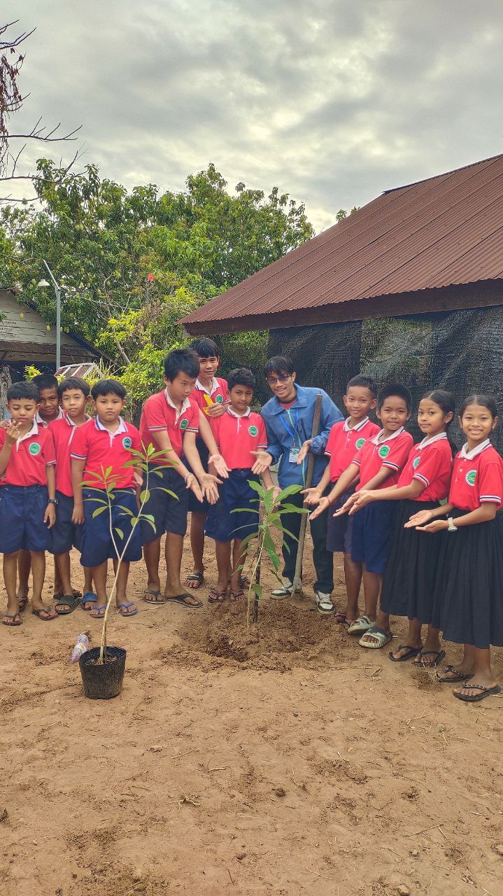 Our coordinator and students are planting trees at the Greenway School (4) - greenwayschoolsamrong